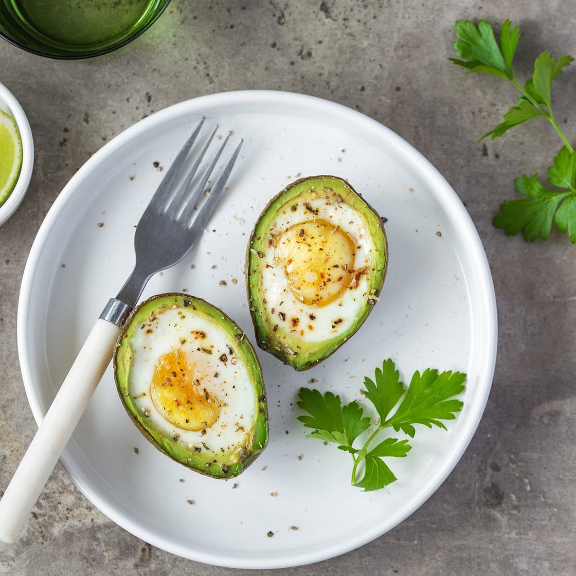 Ketogenes, vegetarisches Gericht mit Avocado