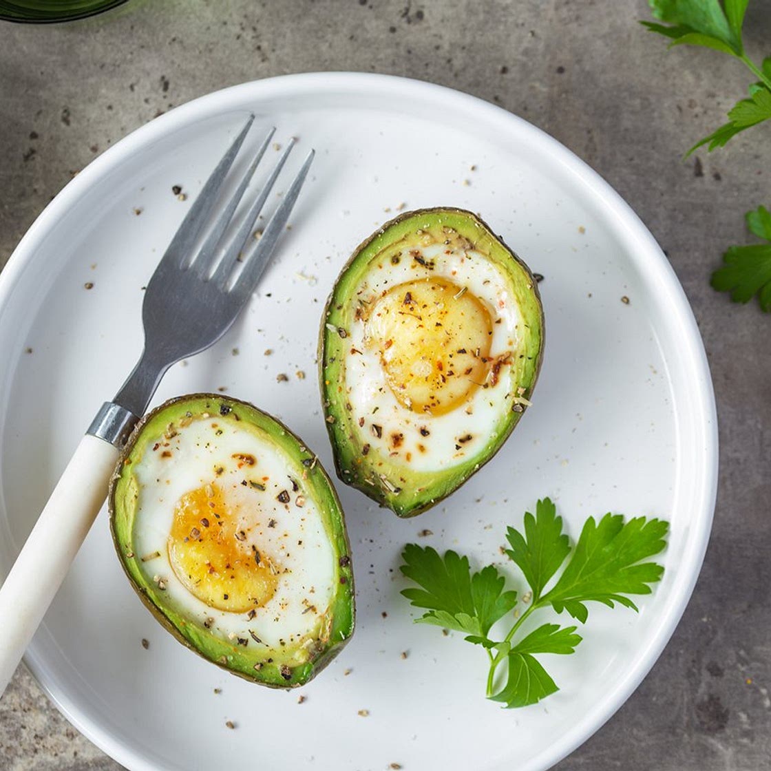 Ketogenes, vegetarisches Gericht mit Avocado