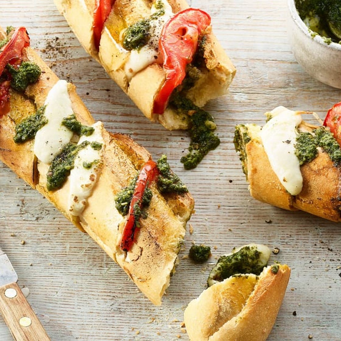 Grillierte Tomaten-Mozzarella-Baguettes mit Pesto
