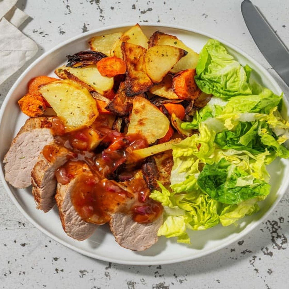 Schweinefilet in Aprikosen-Soße mit Ofen-Gemüse und knackigem Salat