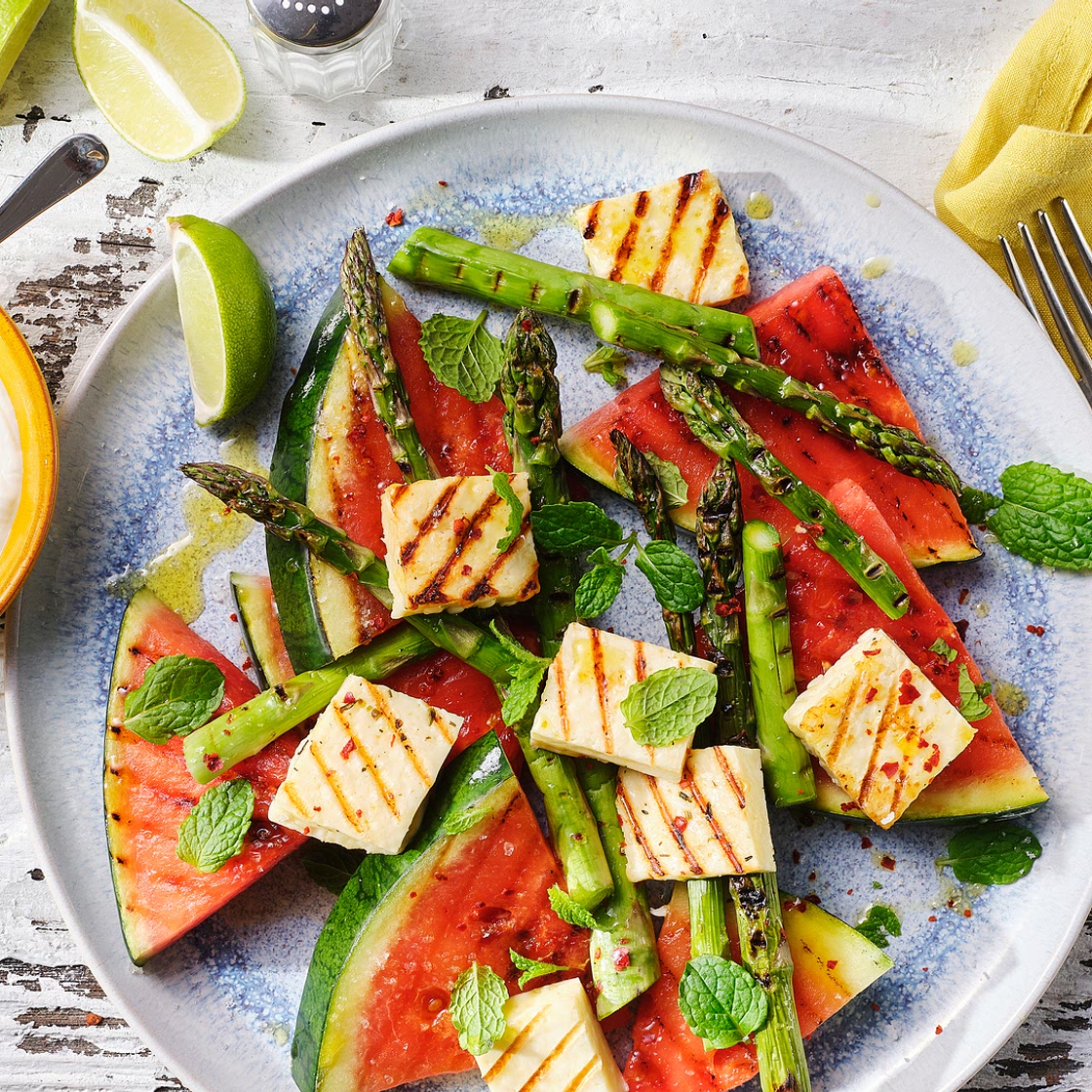 Gegrillter Melonen-Spargelsalat mit Halloumi