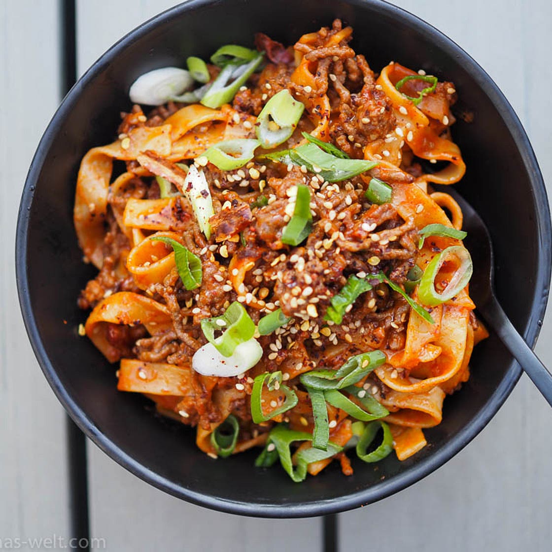 Scharfe koreanische Gochujang-Hack-Nudeln