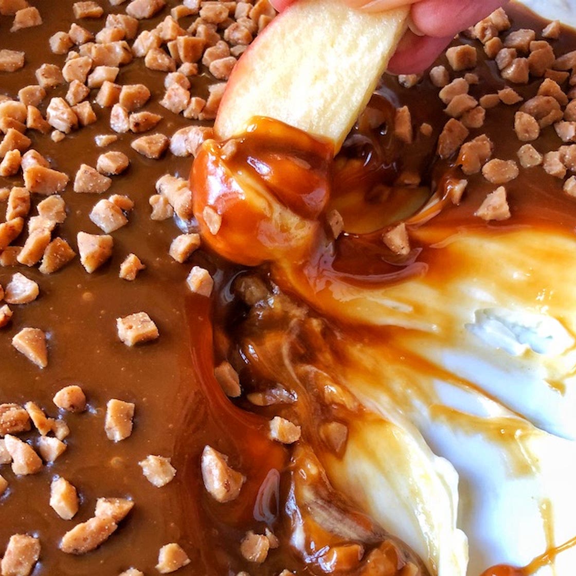 Easy No-Bake Caramel Cheesecake Apple Dip (4 ingredients)