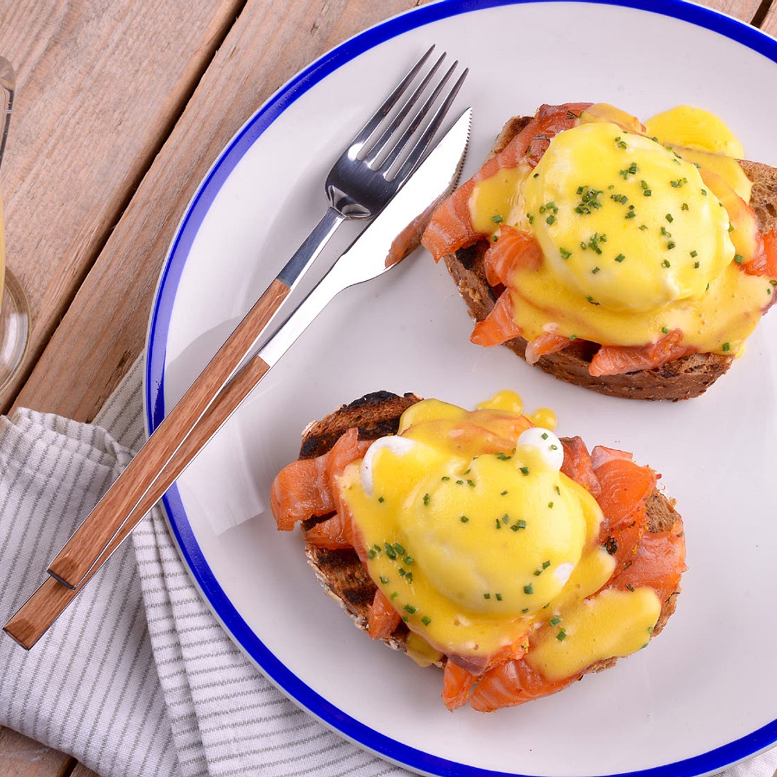 Huevos Benedict con salmón marinado