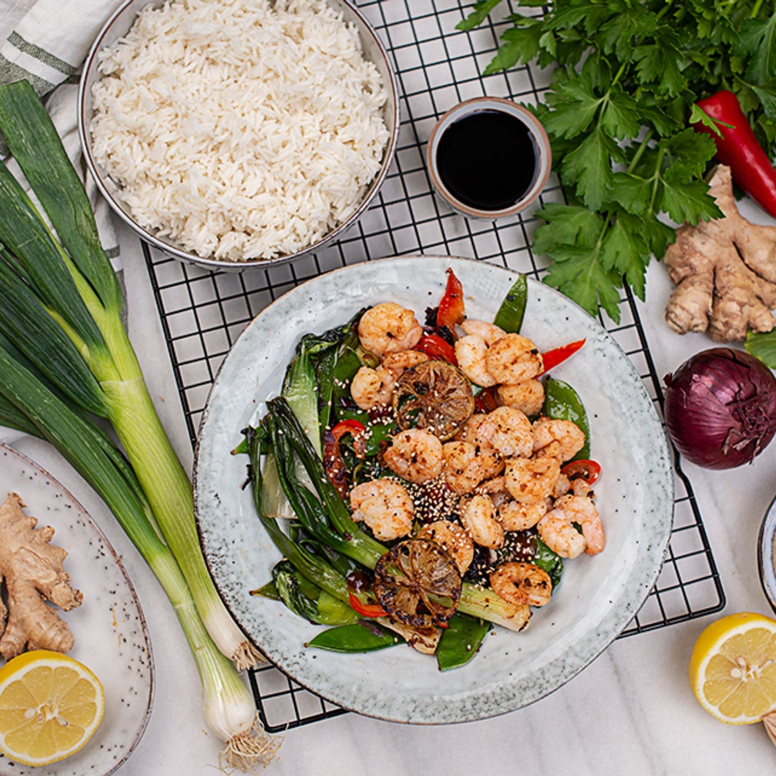 Gebratene Garnelen asiatisch mit Gemüse und Reis
