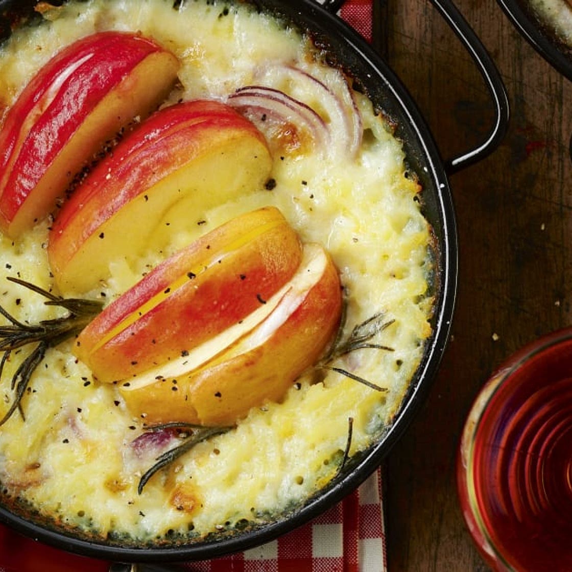 Raclette-Kartoffelgratin mit Bratäpfeln