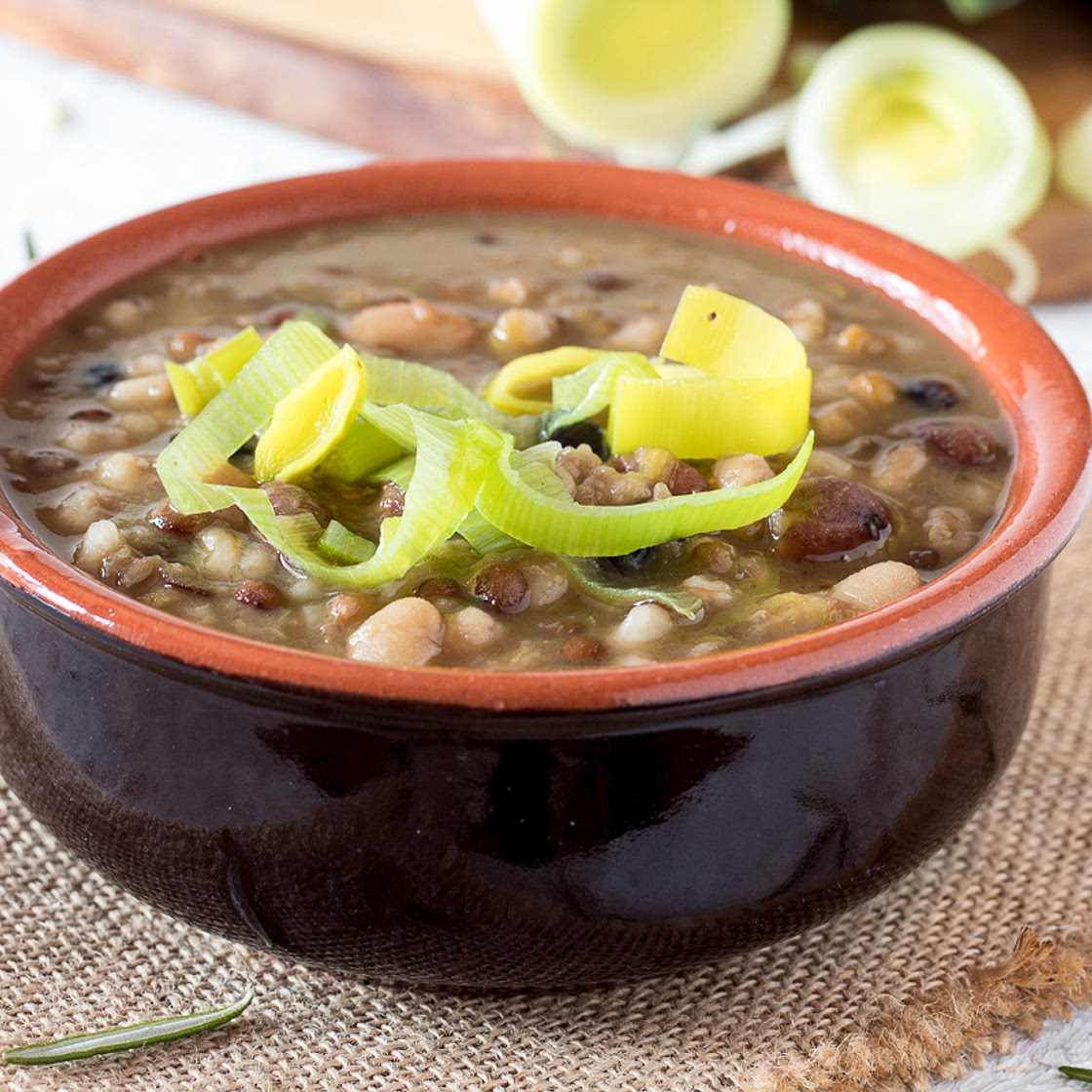 Zuppa di porri con cereali e legumi