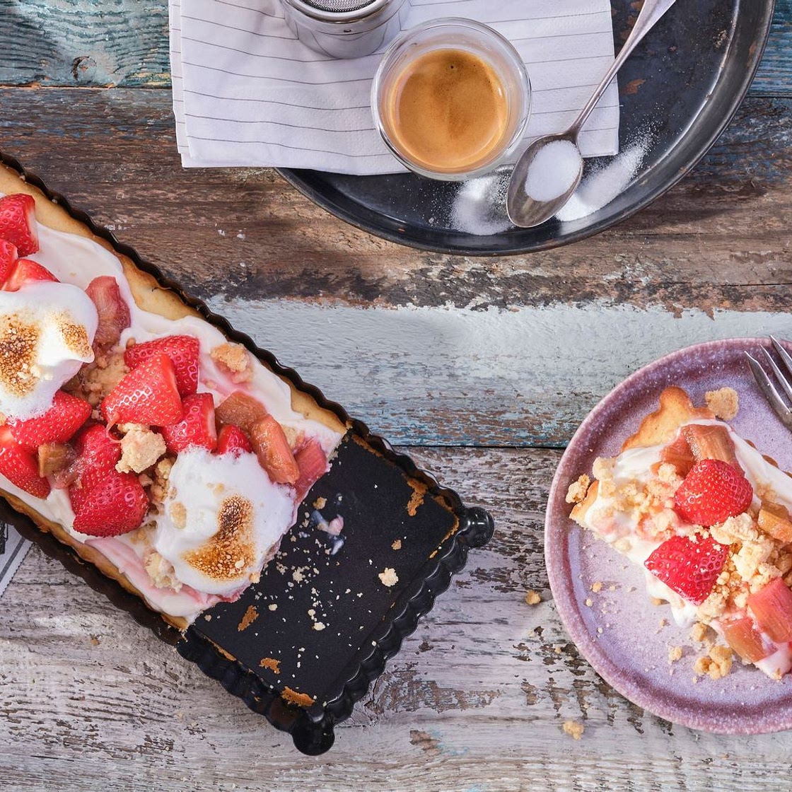 Saftiger veganer Erdbeer-Rhabarber-Kuchen mit Streuseln und Baiser