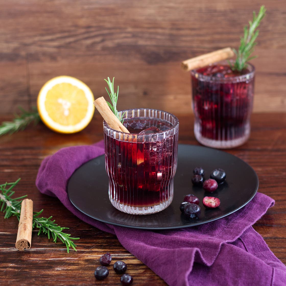 Heidelbeer-Mocktail mit Zimt