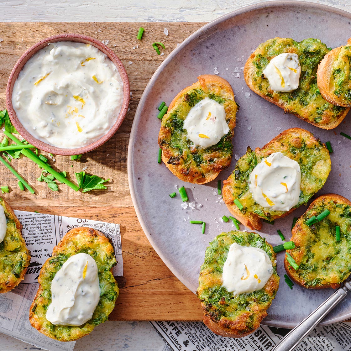 Knoblauch-Käse-Brot mit Quark-Topping