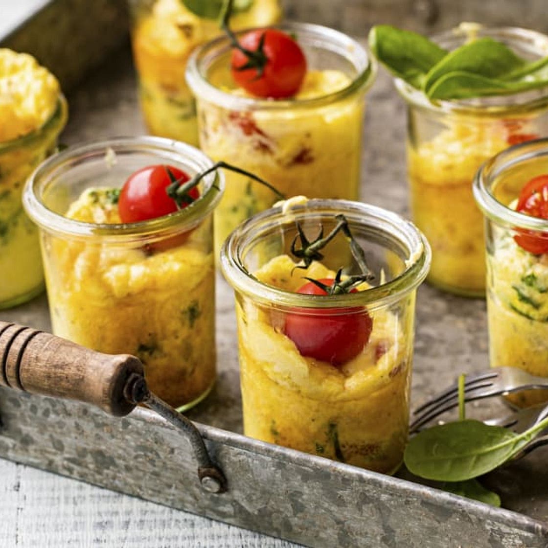 Eiermuffins mit Tomaten und Spinat