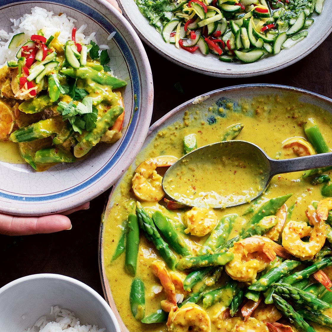 Fresh turmeric and peppercorn curry with prawns and asparagus