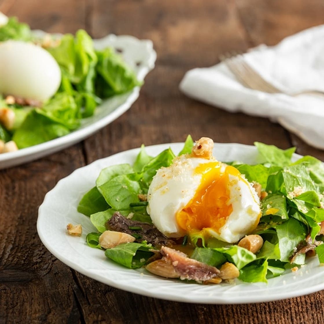 Insalata con uova barzotte, acciughe e mandorle