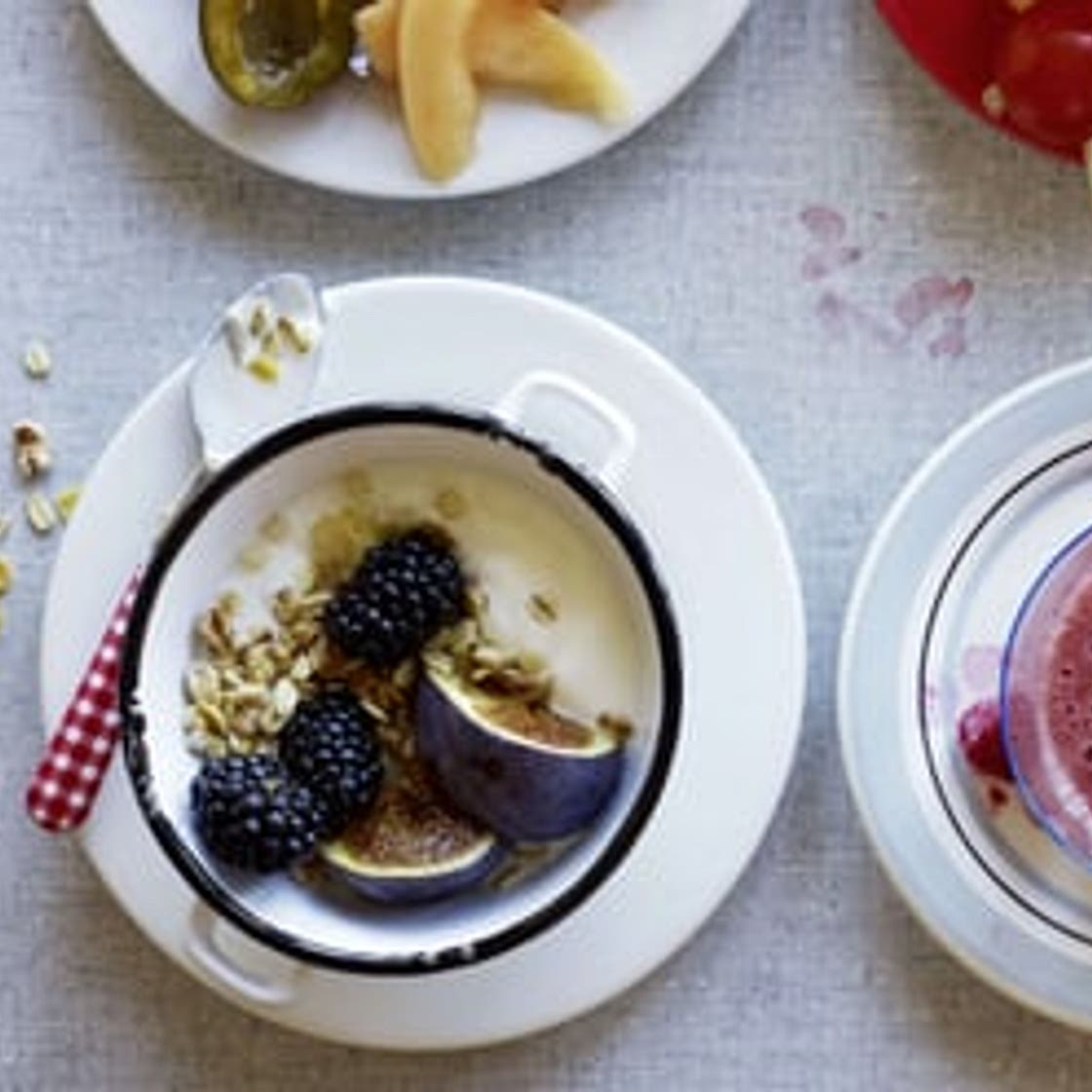 Joghurt mit Früchten und Müesli