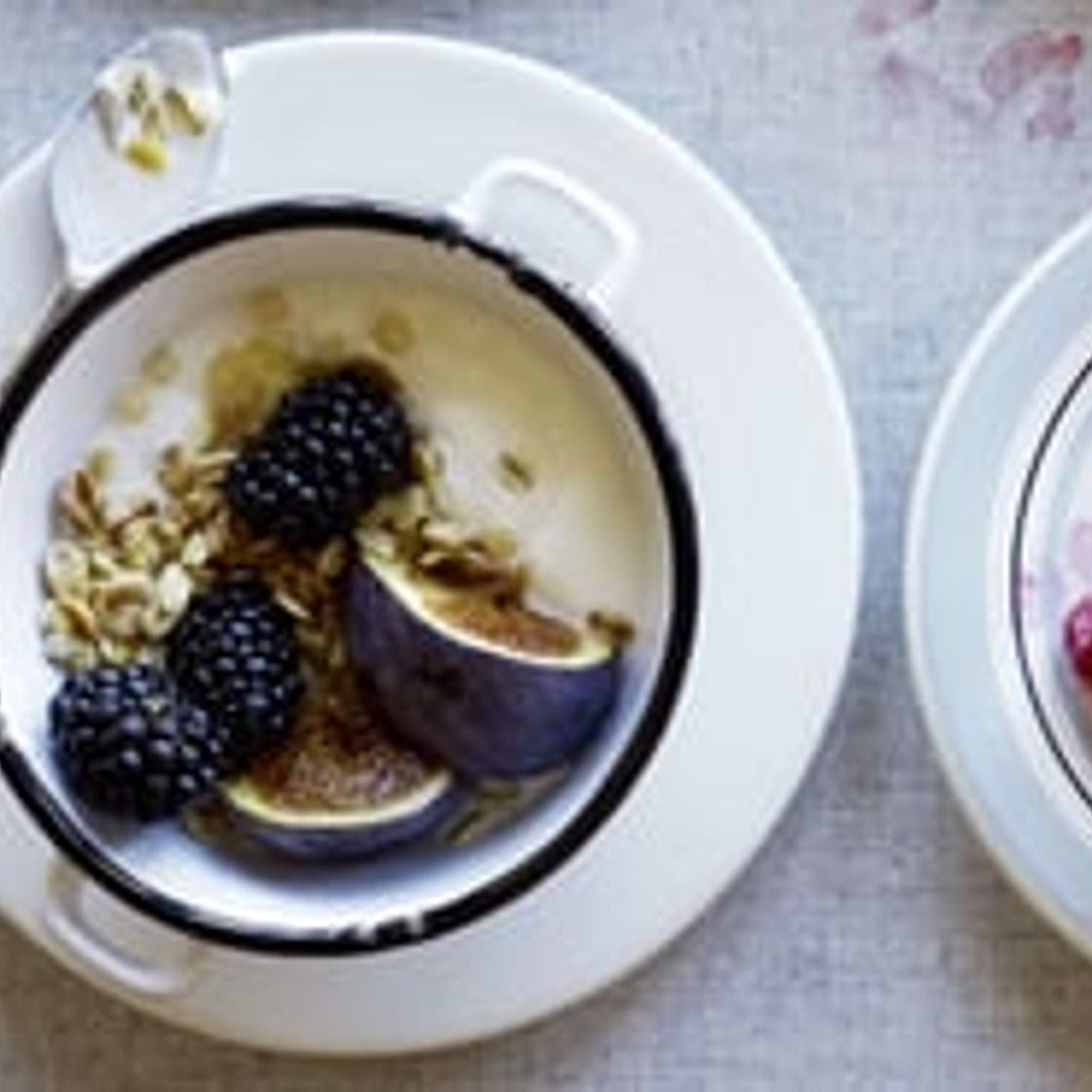 Joghurt mit Früchten und Müesli