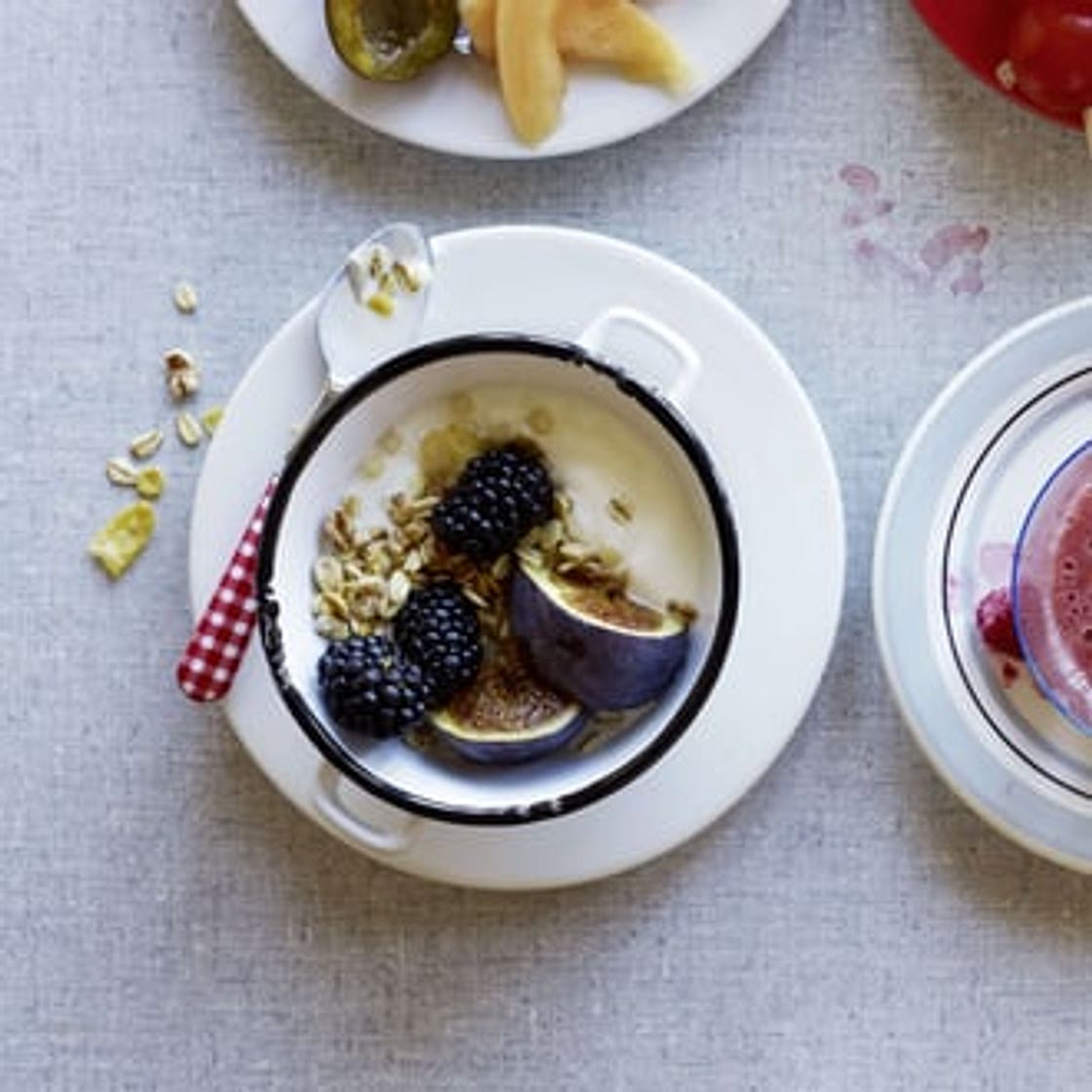 Joghurt mit Früchten und Müesli