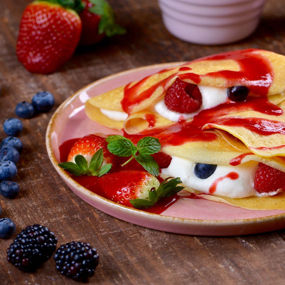 Crêpes rellenas de nata y frutos rojos