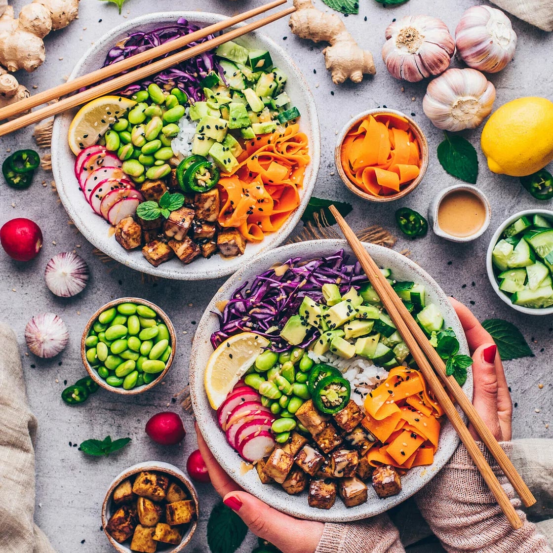Vegane Poke Bowl mit Tahini-Sauce