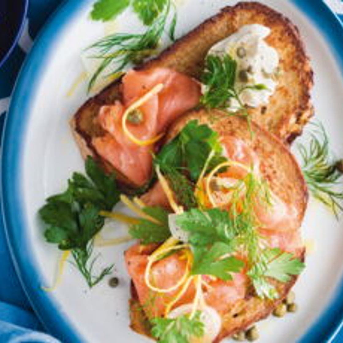 Toast de pain perdu au saumon fumé