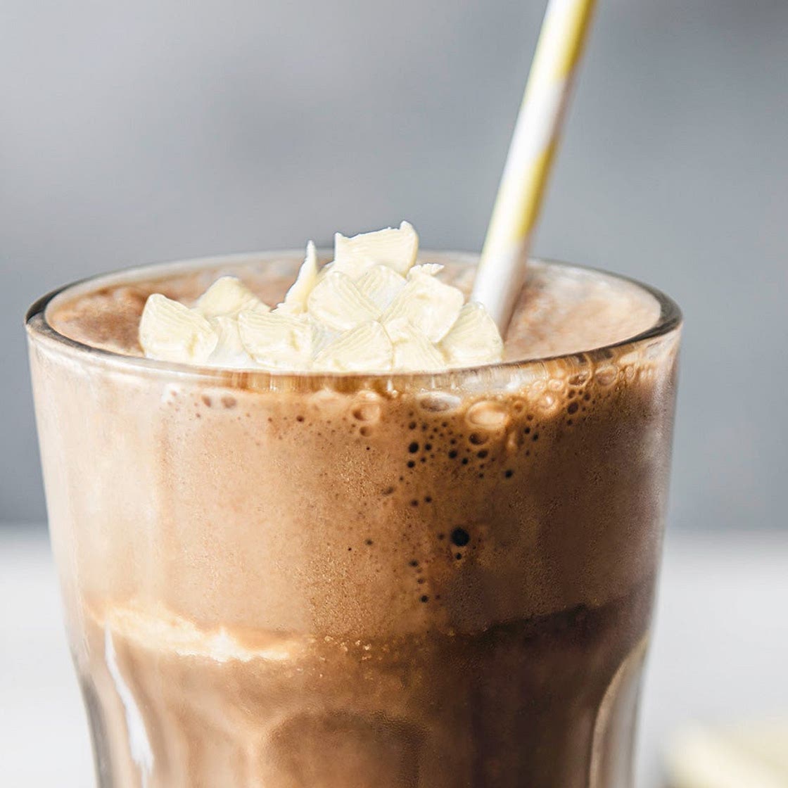 Geeister Kaffee mit weißer Schokolade