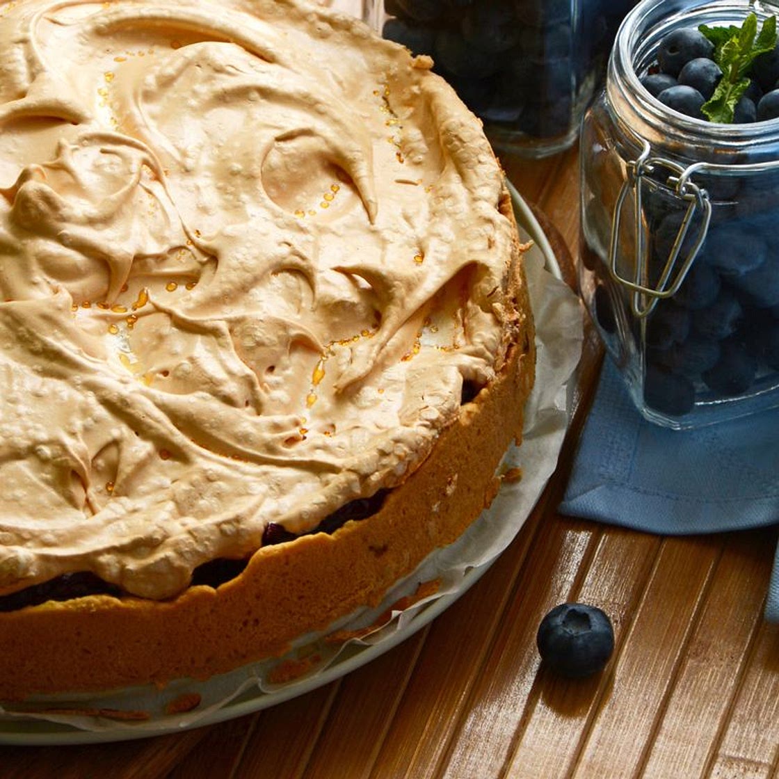 Tarte aux myrtilles et à la rhubarbe meringuée