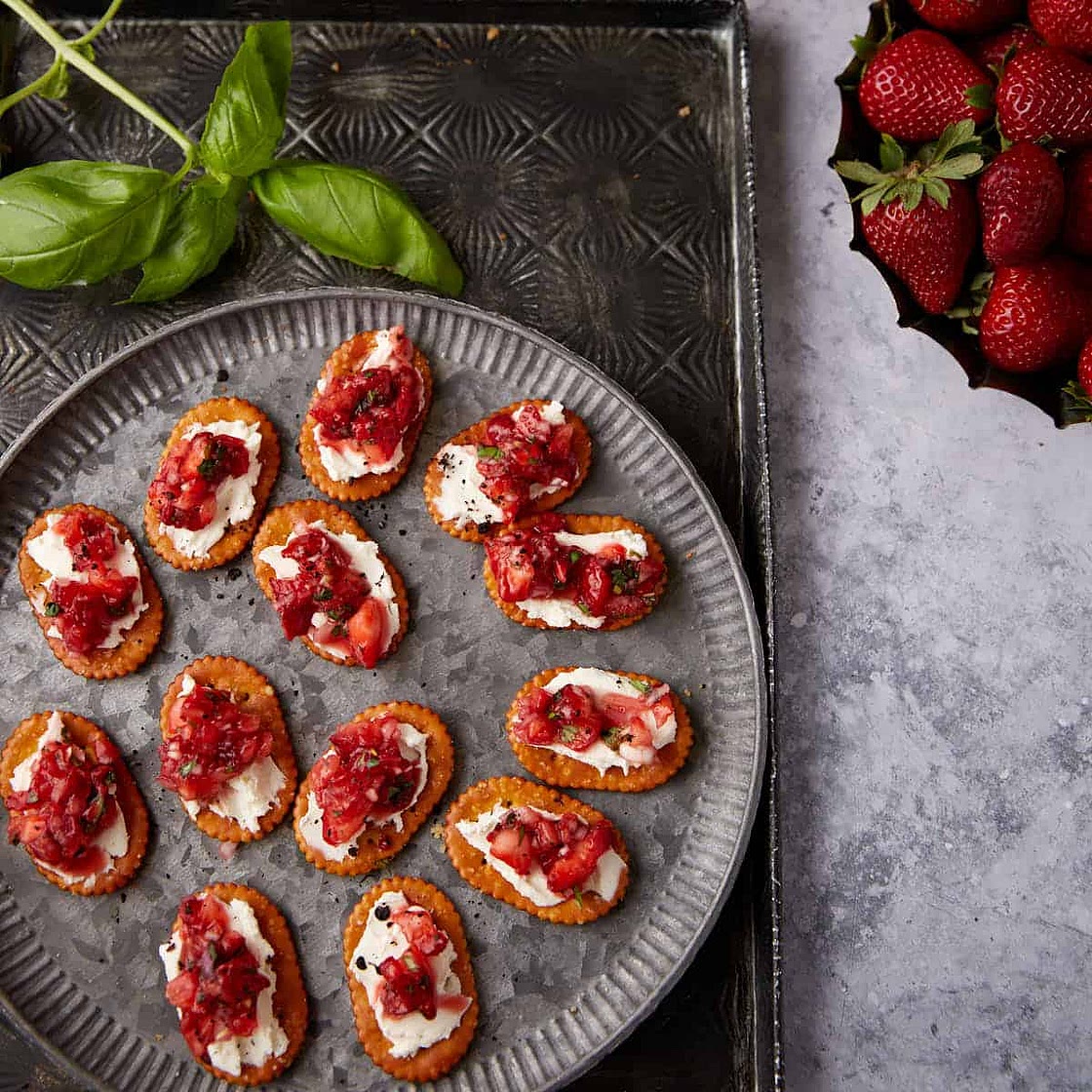 Strawberry Appetizers with Pretzel Crackers