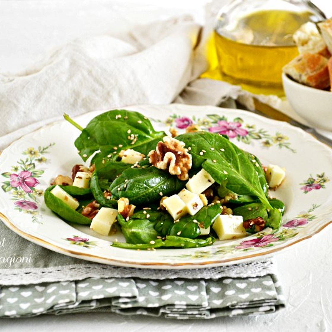 Insalata di spinaci freschi con noci e formaggio