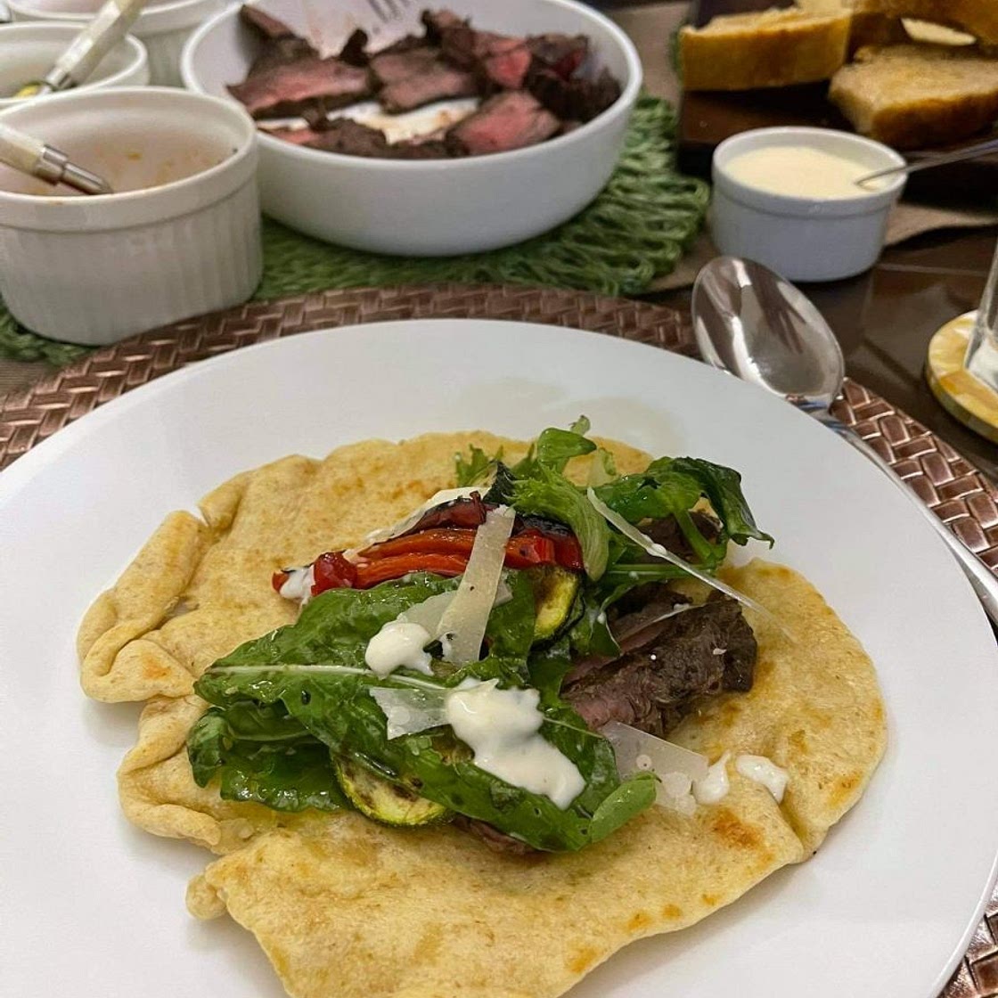 Grilled steak in pita