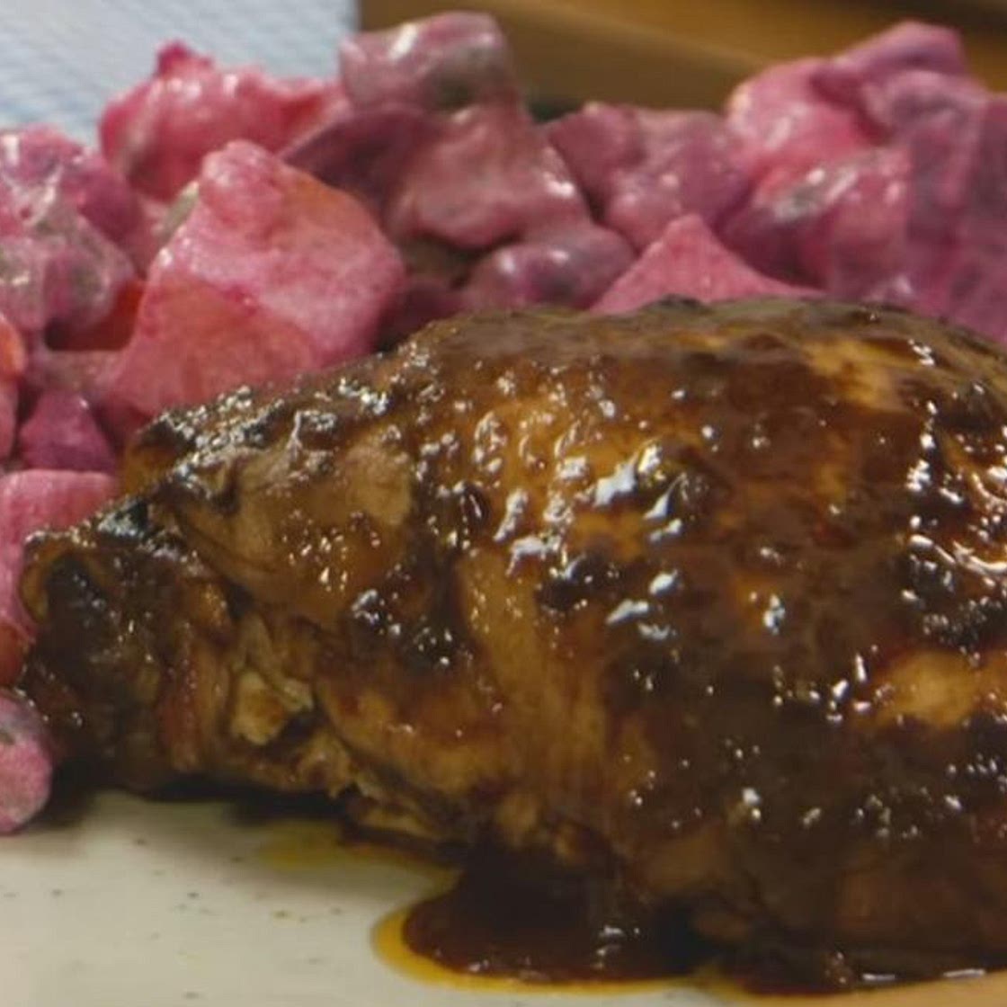 Pollo al horno con ensalada rusa: la receta tradicional VIDEO