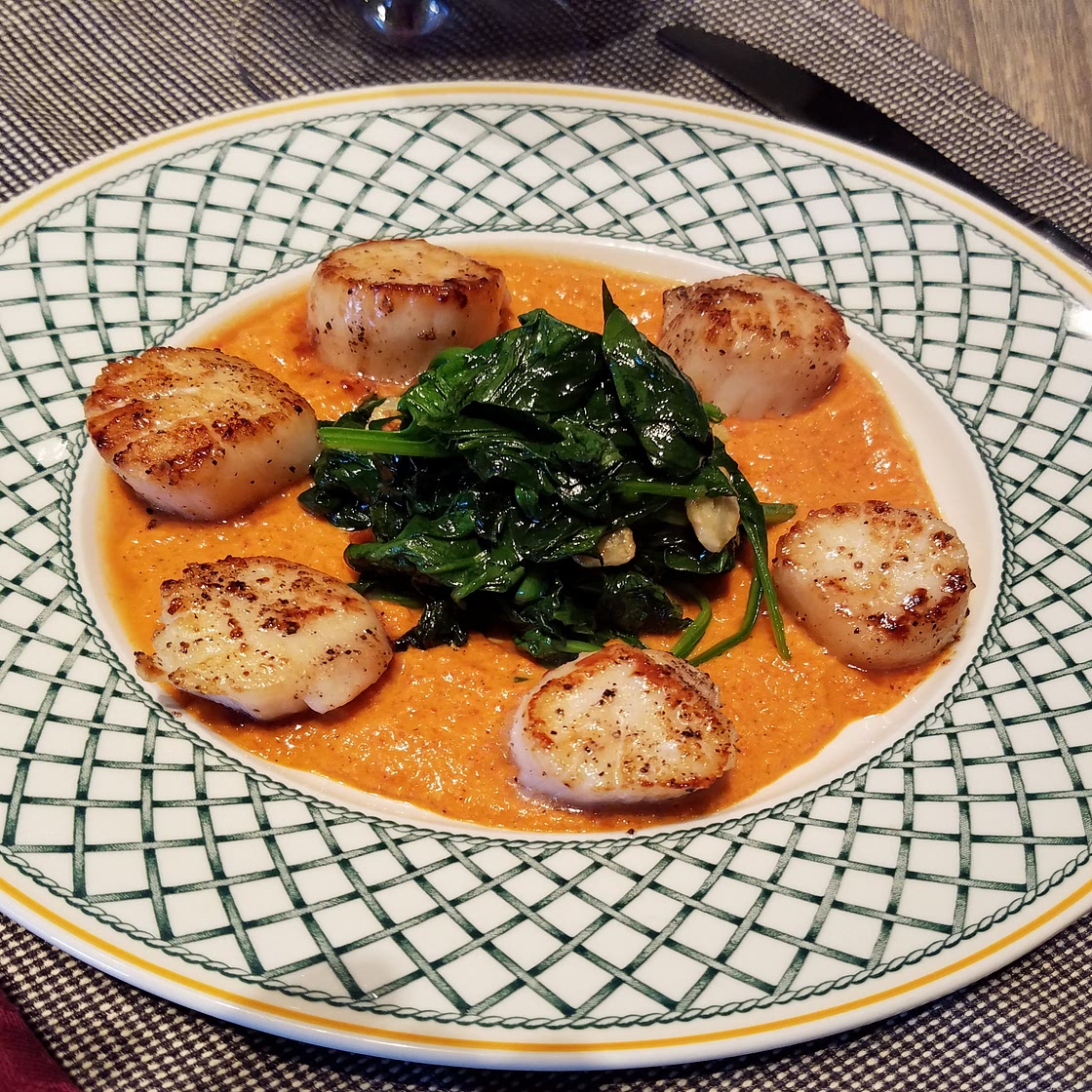 Scallops with red pepper sauce