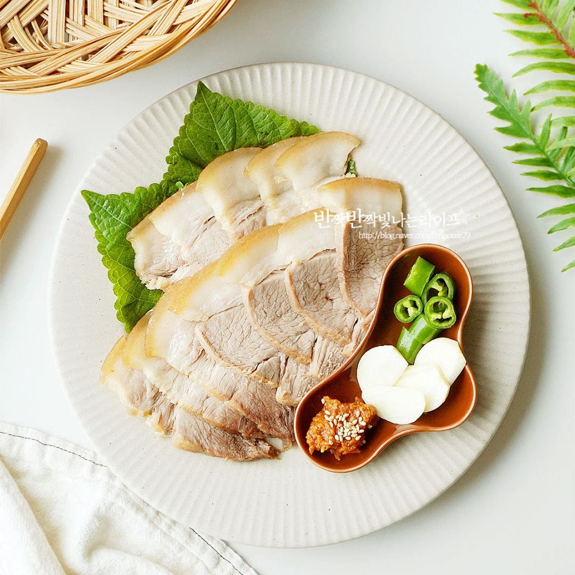 앞다리살 수육 맛있게 삶는법 양파 무수분 수육 삶는법