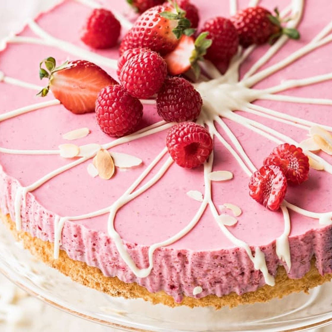 Erdbeer-Himbeer-Joghurt-Torte