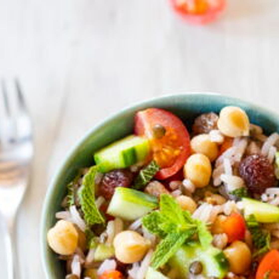 Salade veggie au riz, lentilles, pois chiche, concombre, raisin sec et menthe