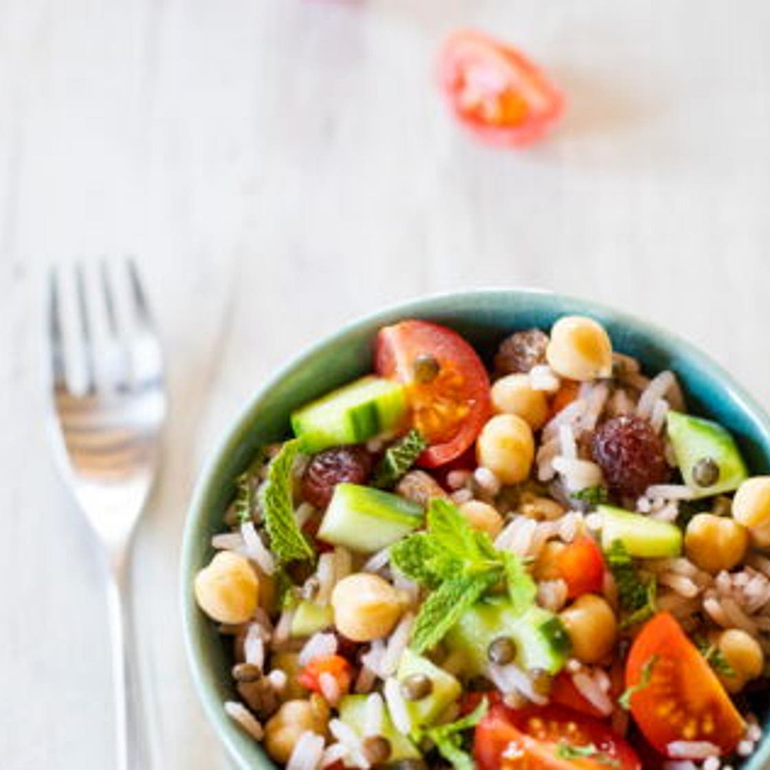 Salade veggie au riz, lentilles, pois chiche, concombre, raisin sec et menthe