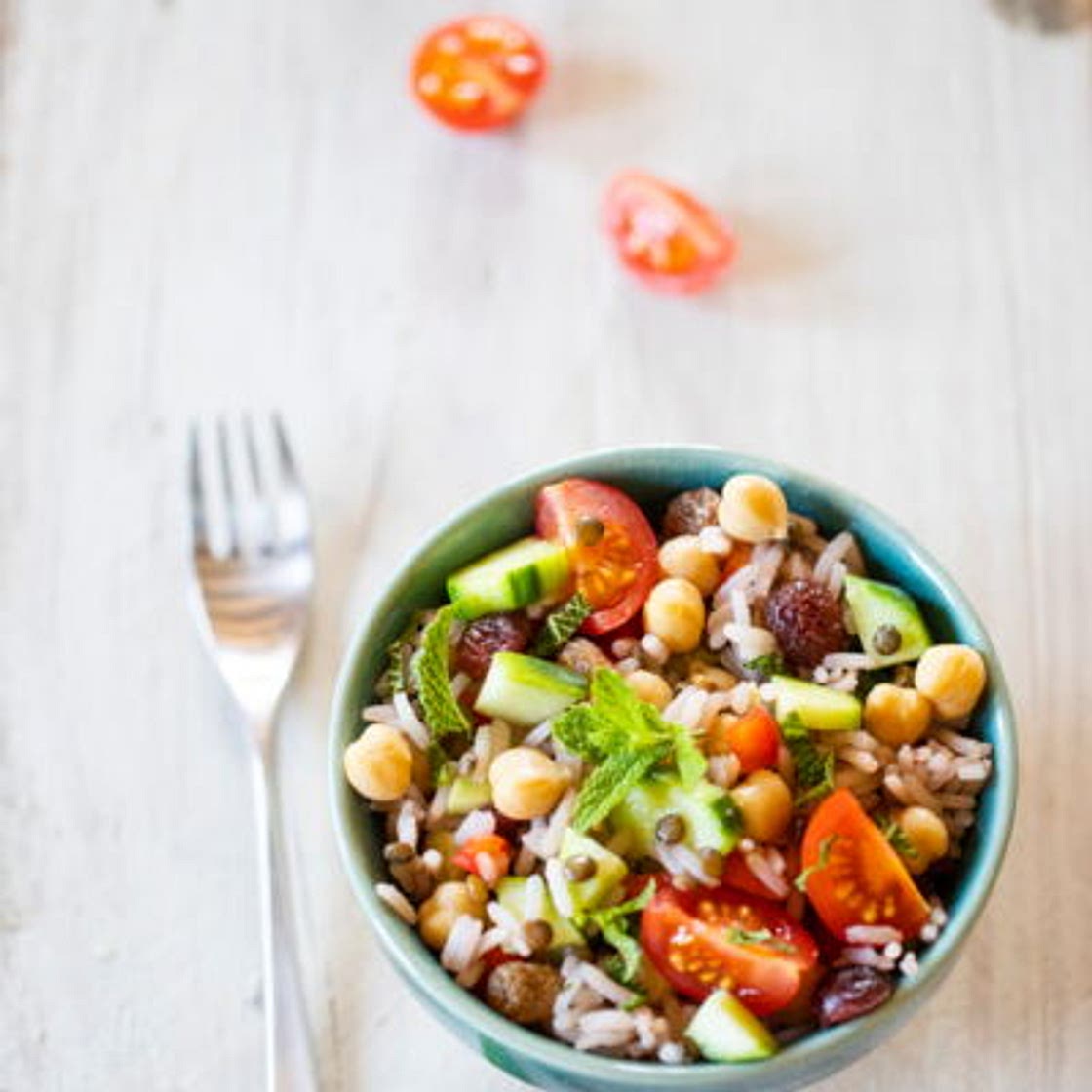 Salade veggie au riz, lentilles, pois chiche, concombre, raisin sec et menthe