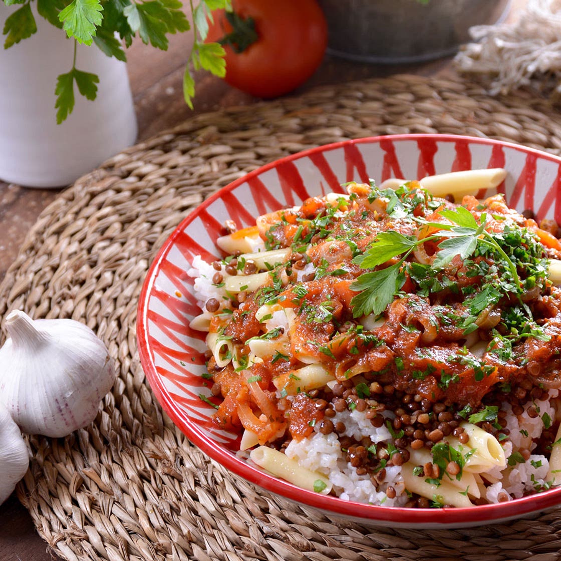 Arroz con lentejas y pasta (Kushari)