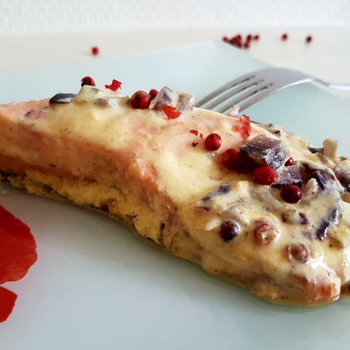 Saumon, crème légère moutarde, curcuma et baies roses