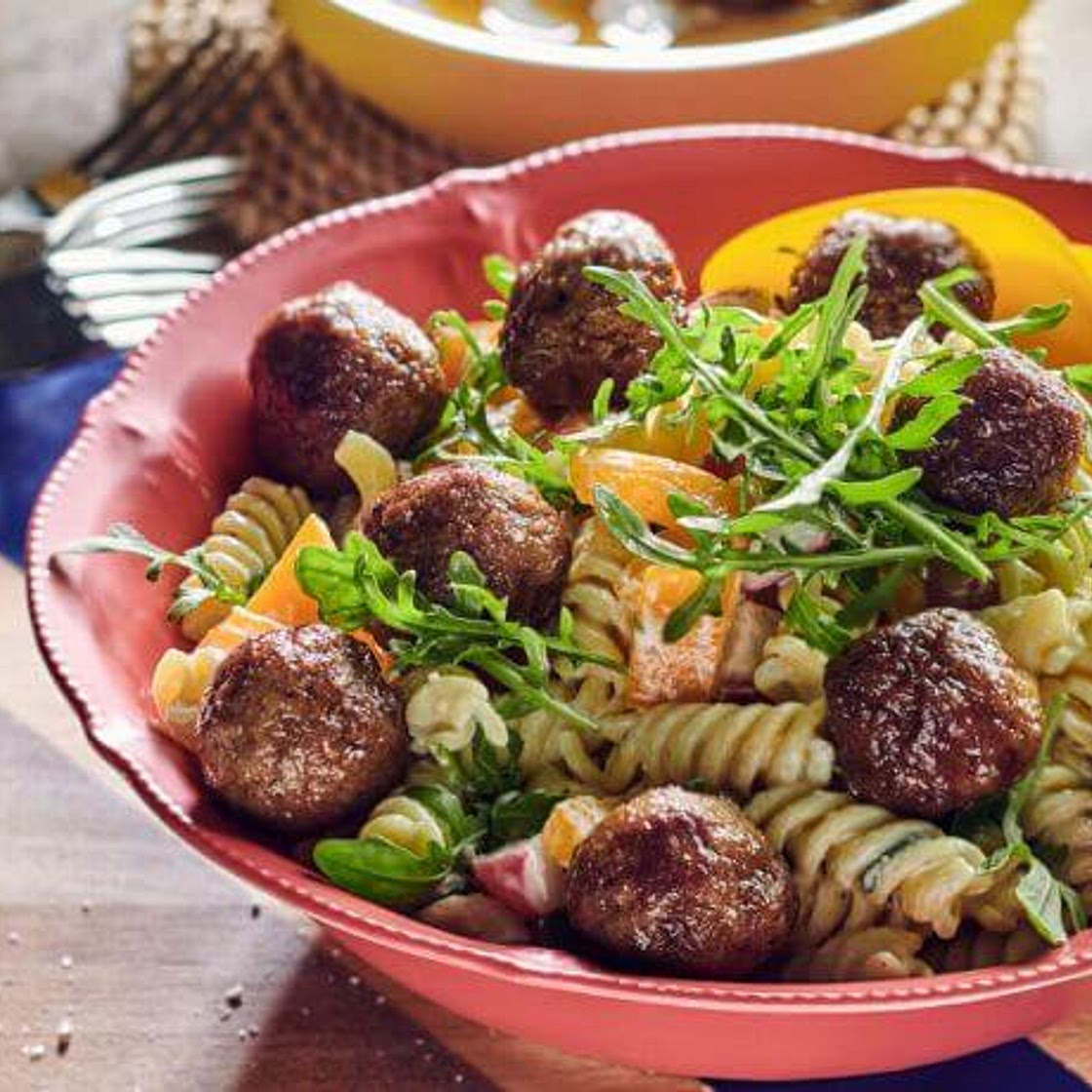 Nudelsalat mit Rucola, Radieschen und Hackbällchen