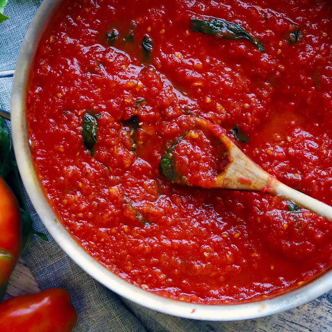 Fresh Tomato Sauce with Basil and Garlic