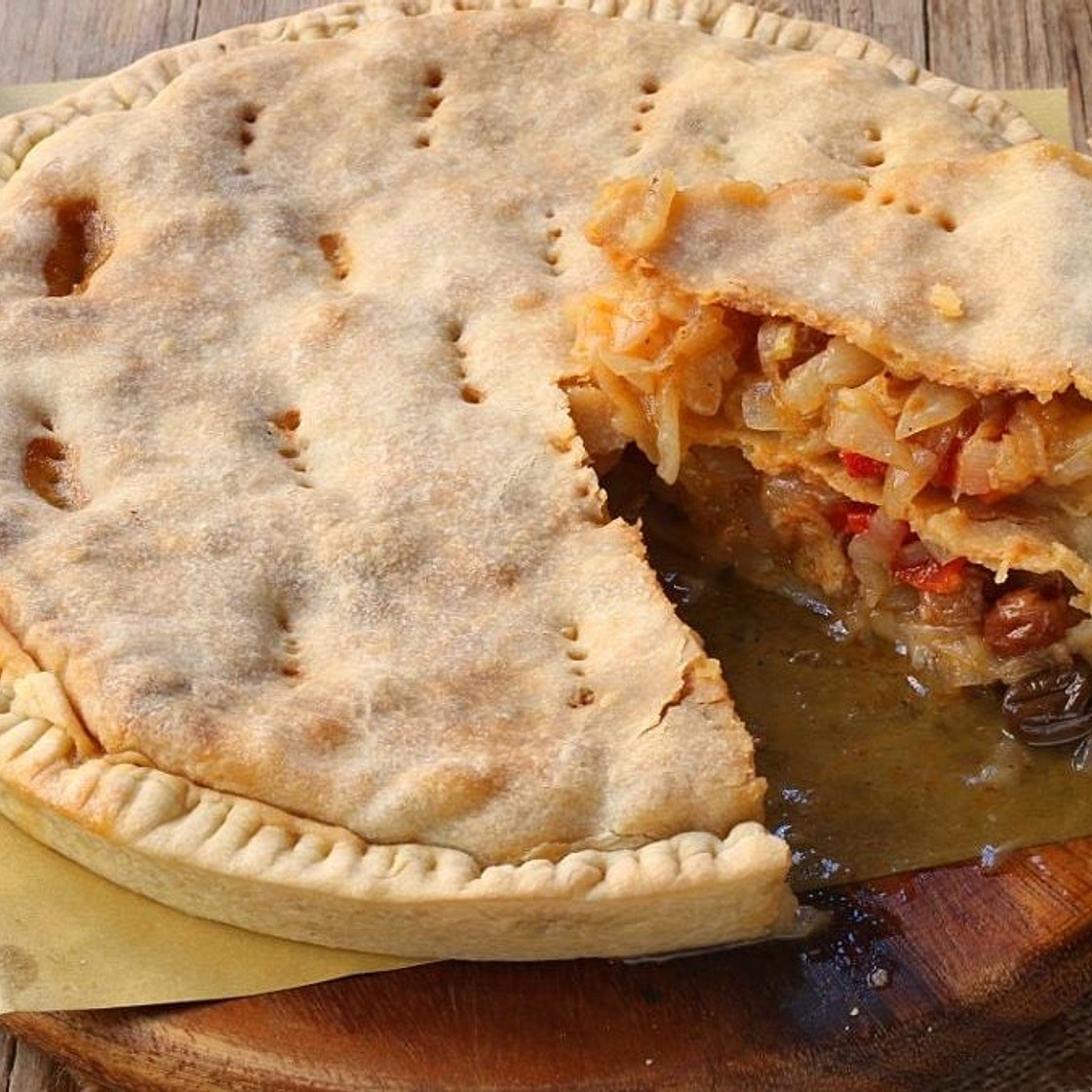 Calzone di cipolle alla pugliese: la ricetta della tipica torta rustica semplice e golosa