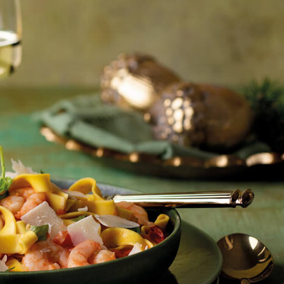Safran-Bandnudeln mit Garnelen in Weißweinsoße und gehobeltem Parmesan