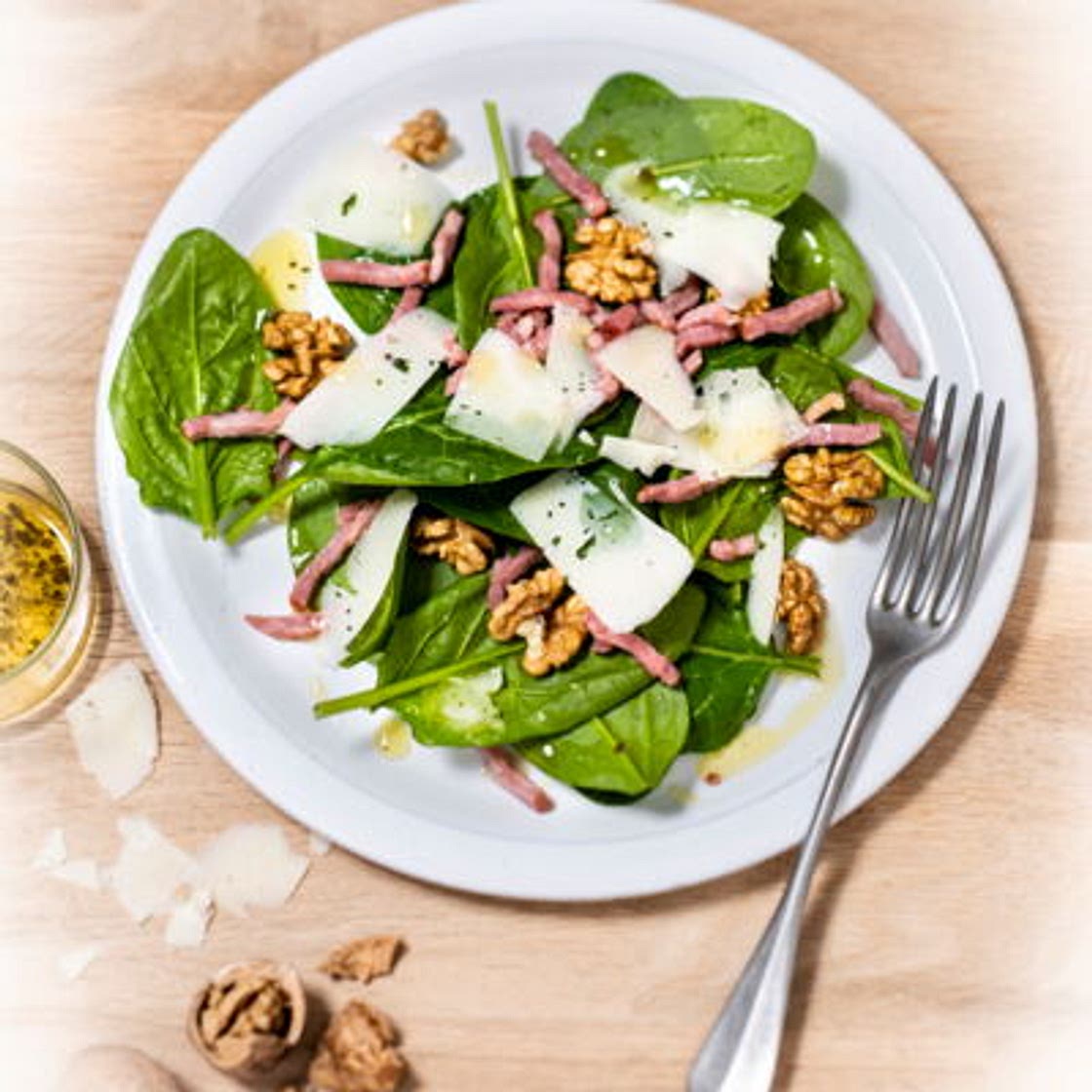 Salade de pousses d’épinard noix lardons et pecorino