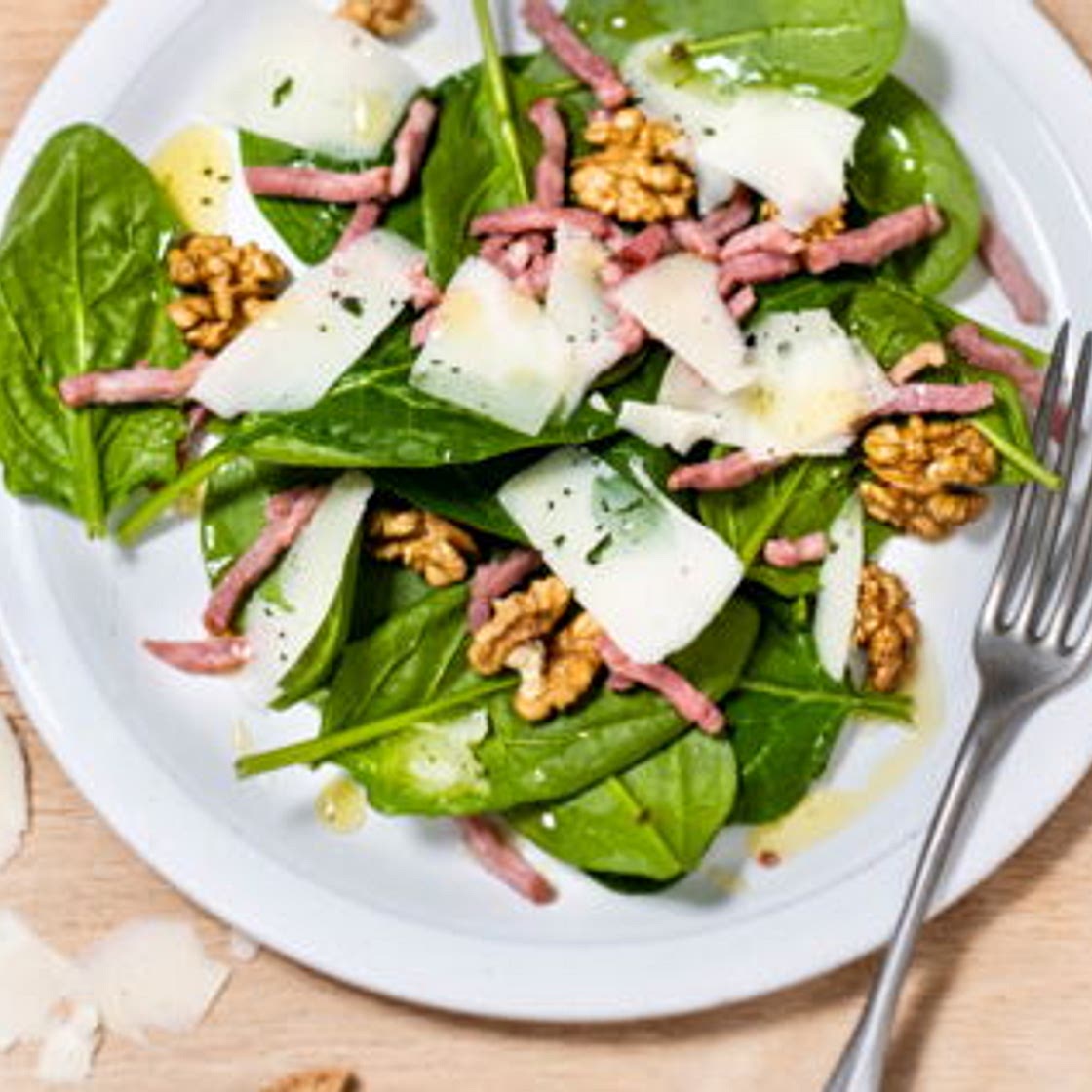 Salade de pousses d’épinard noix lardons et pecorino