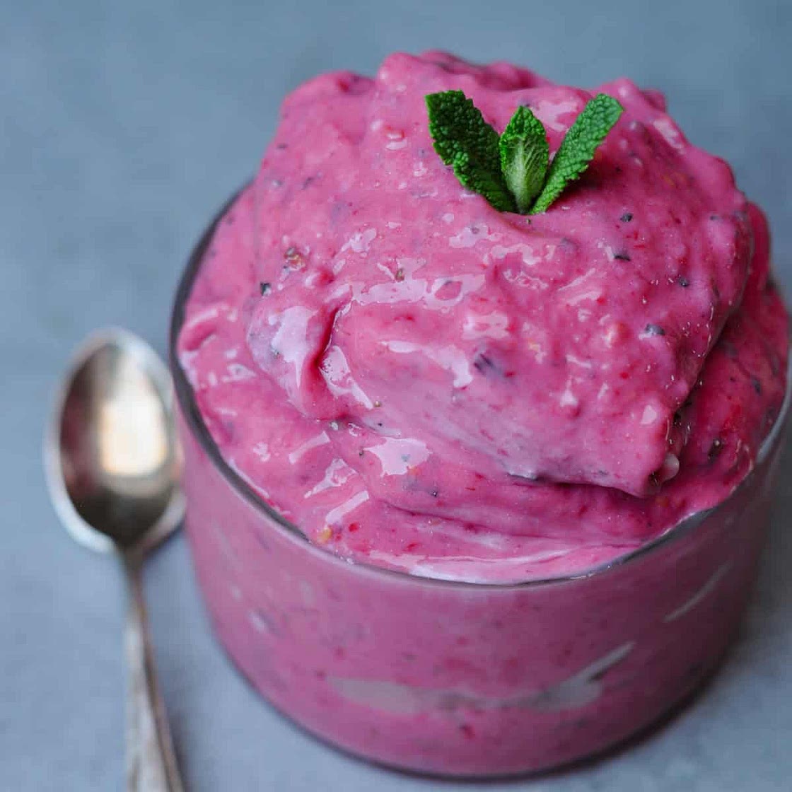 Vegan raspberries, peaches and mint frozen yogurt (the perfect summer treat)