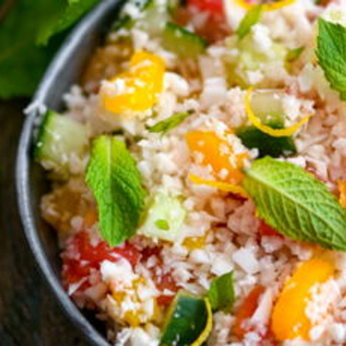 Taboulé de chou-fleur aux abricots secs, menthe, tomate et concombre