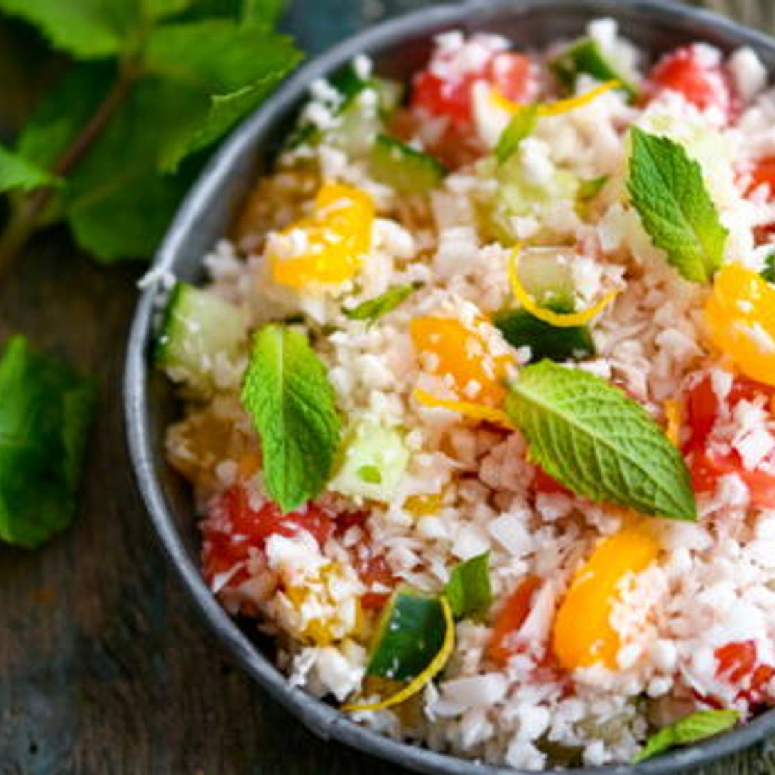 Taboulé de chou-fleur aux abricots secs, menthe, tomate et concombre
