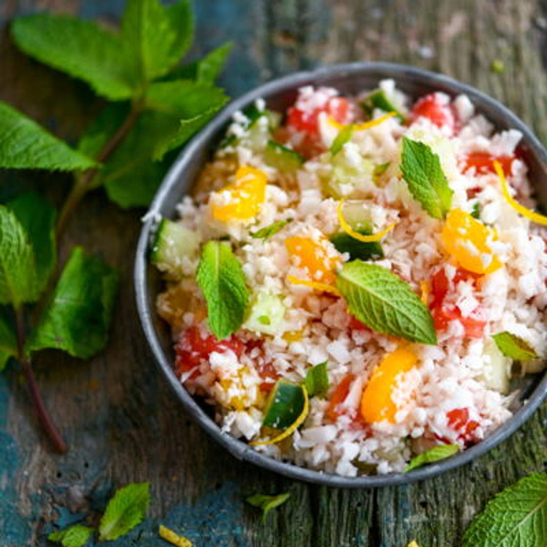 Taboulé de chou-fleur aux abricots secs, menthe, tomate et concombre