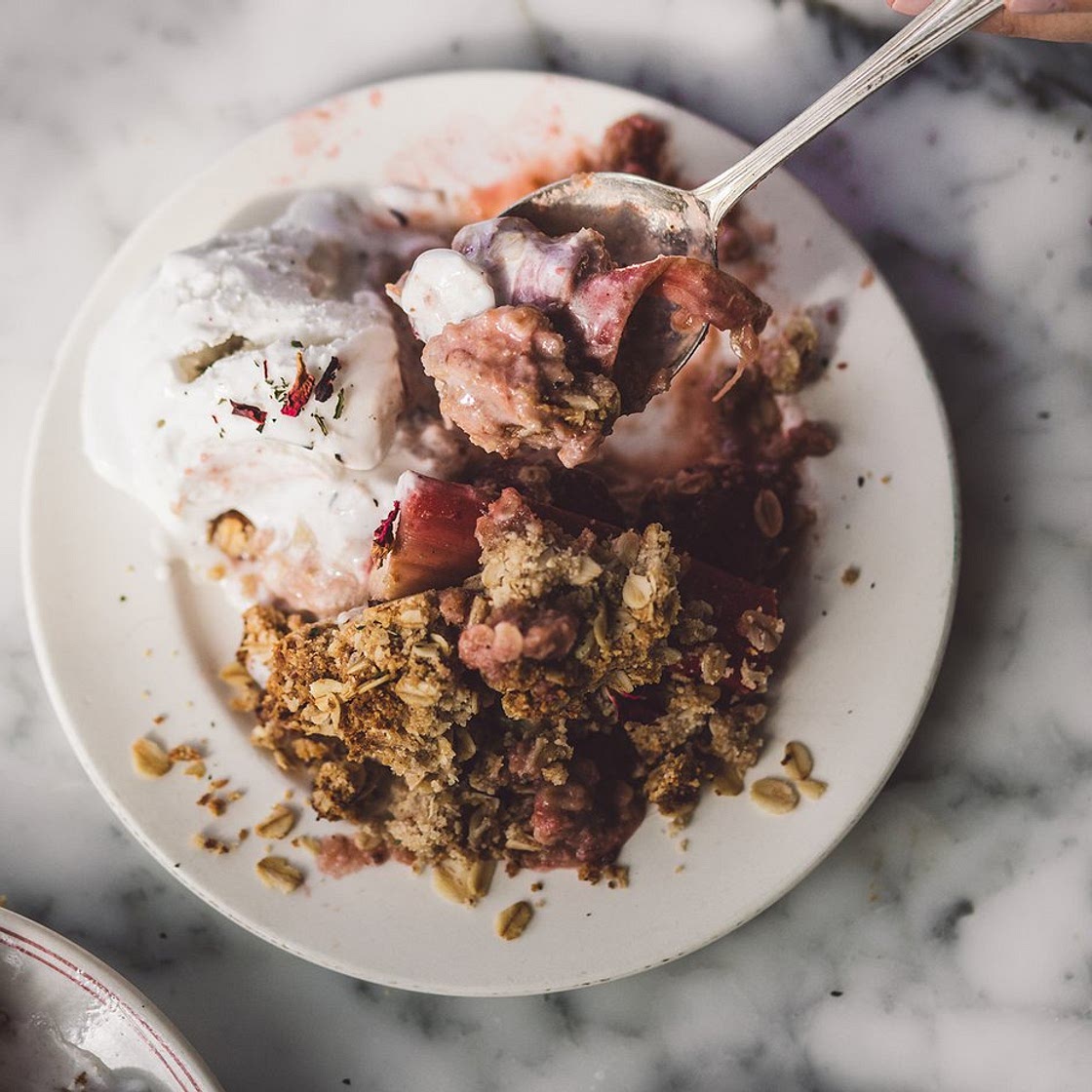 Rhubarb strawberry fruit crumble