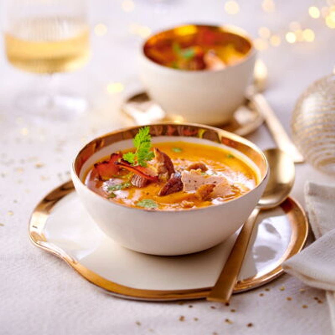 Velouté de potimarrons aux éclats de châtaignes et copeaux de foie gras