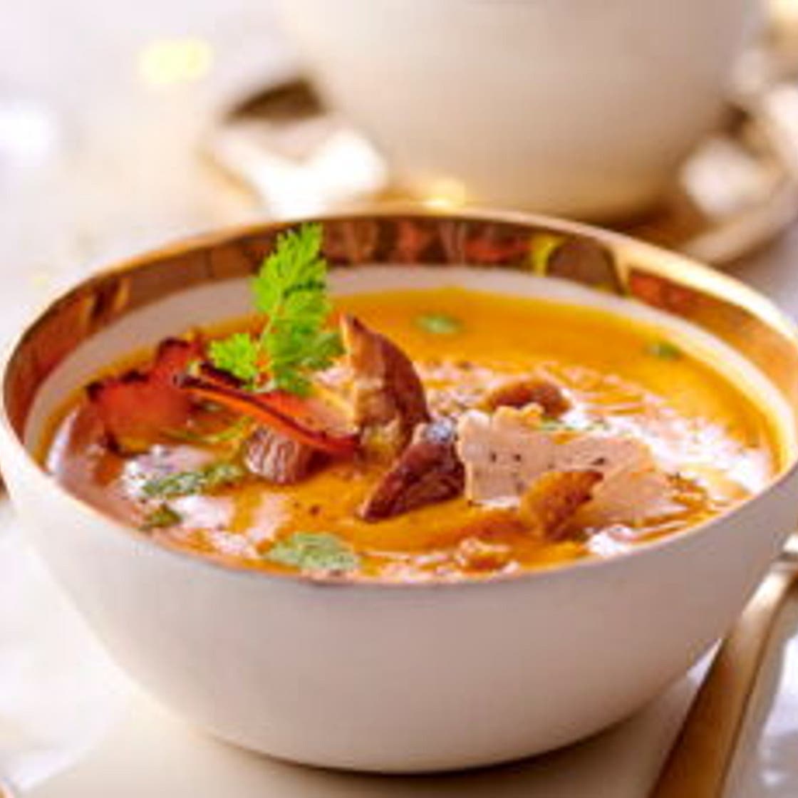 Velouté de potimarrons aux éclats de châtaignes et copeaux de foie gras